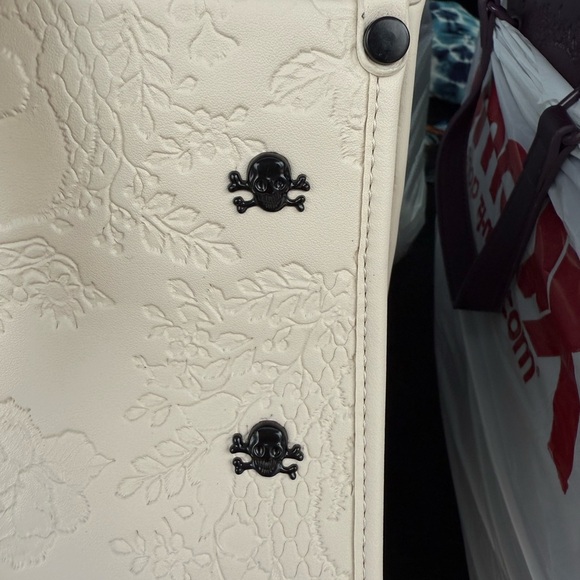 Betsey Johnson cream Halloween embossed Skull tote w Skull Keychain 2024 - Picture 3 of 14